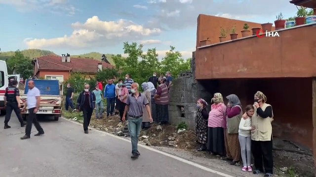 Zonguldak'ta eski bir binanın içinde balyozla yıkım yapan bir vatandaş göçük altında kaldı. Kurtarma çalışmalarının ardından göçükten çıkarılan vatandaş hastaneye kaldırıldı.