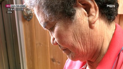 아들을 위해 딸기를 갈아주는 엄마