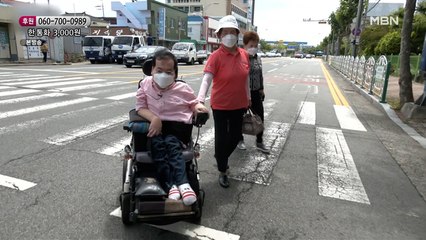 오랜만에 외출을 해서 장을 보는 모자