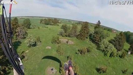 Un parachutiste pourchassé par un cerf effrayé