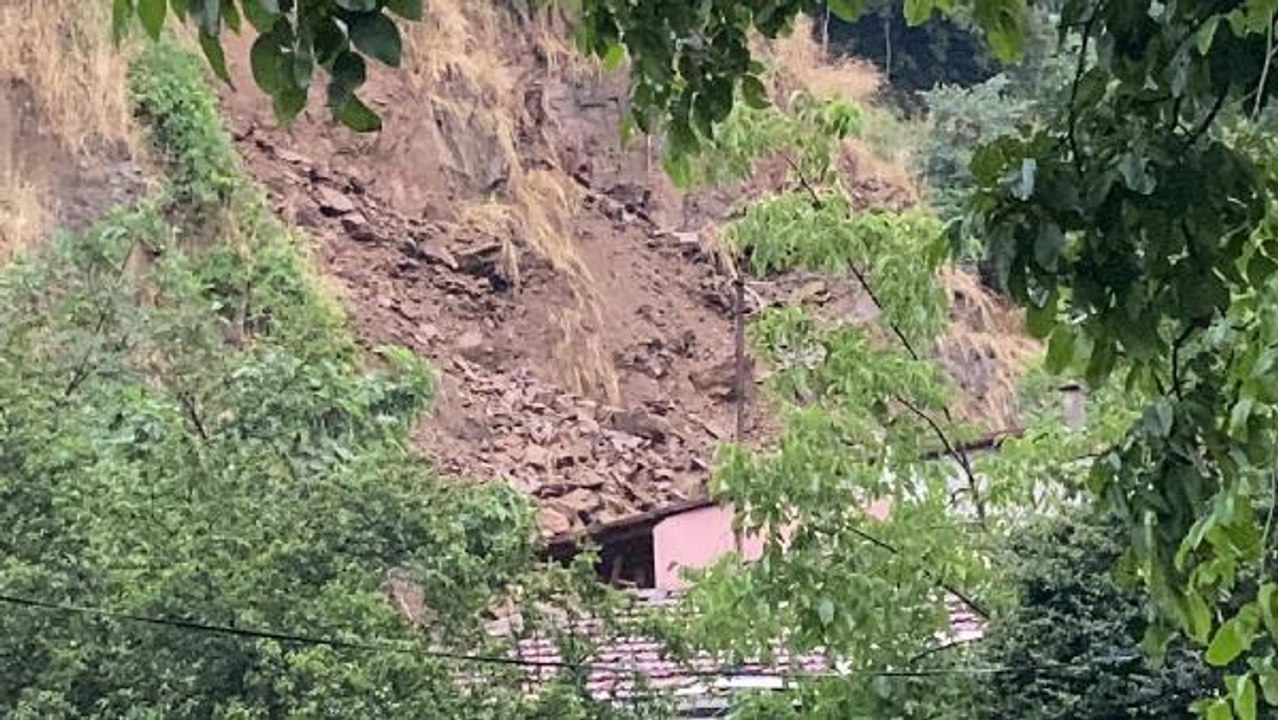 EYÜPSULTAN'DA SAĞANAK YAĞIŞ SONRASI TOPRAK KAYMASI