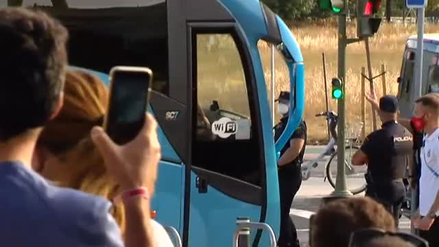 Recibimiento de la afición a la selección a su llegada al hotel de concentración en Sevilla