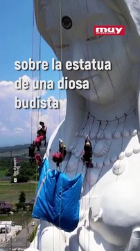 Una diosa budista es tapada con un cubrebocas.