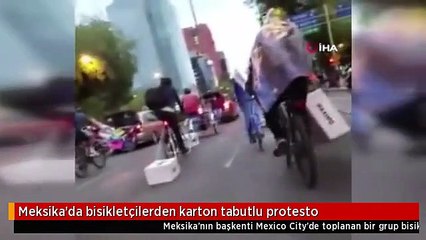 Meksika'da bisikletçilerden karton tabutlu protesto