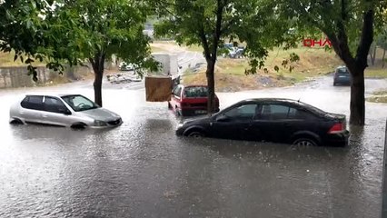 SULTANGAZİ'DE ARAÇLAR MAHSUR KALDI, EVLERİ SU BASTI