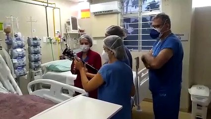 Video herunterladen: Jovem da região de Cajazeiras que estava intubada há 20 dias em hospital de João Pessoa acorda um dia antes do aniversário