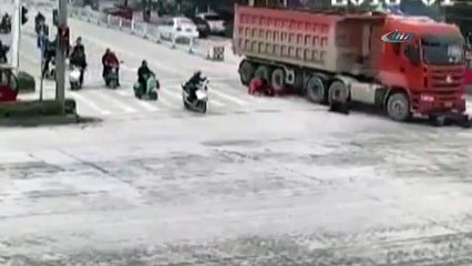 Motosiklet kamyonun altında kaldı