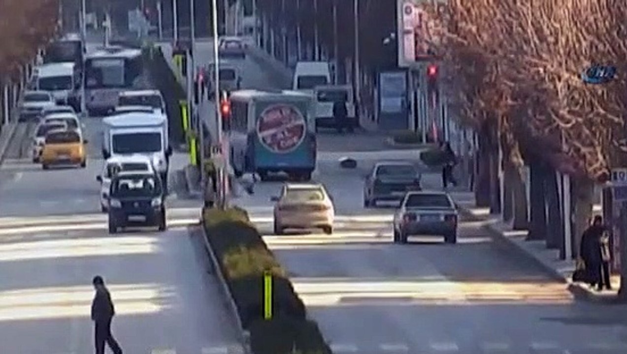 Cenaze aracındaki tabut yola düştü!