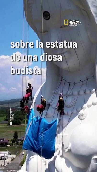 Tapan con un cubrebocas gigante una figura mitológica de Japón hasta que termine el Covid.
