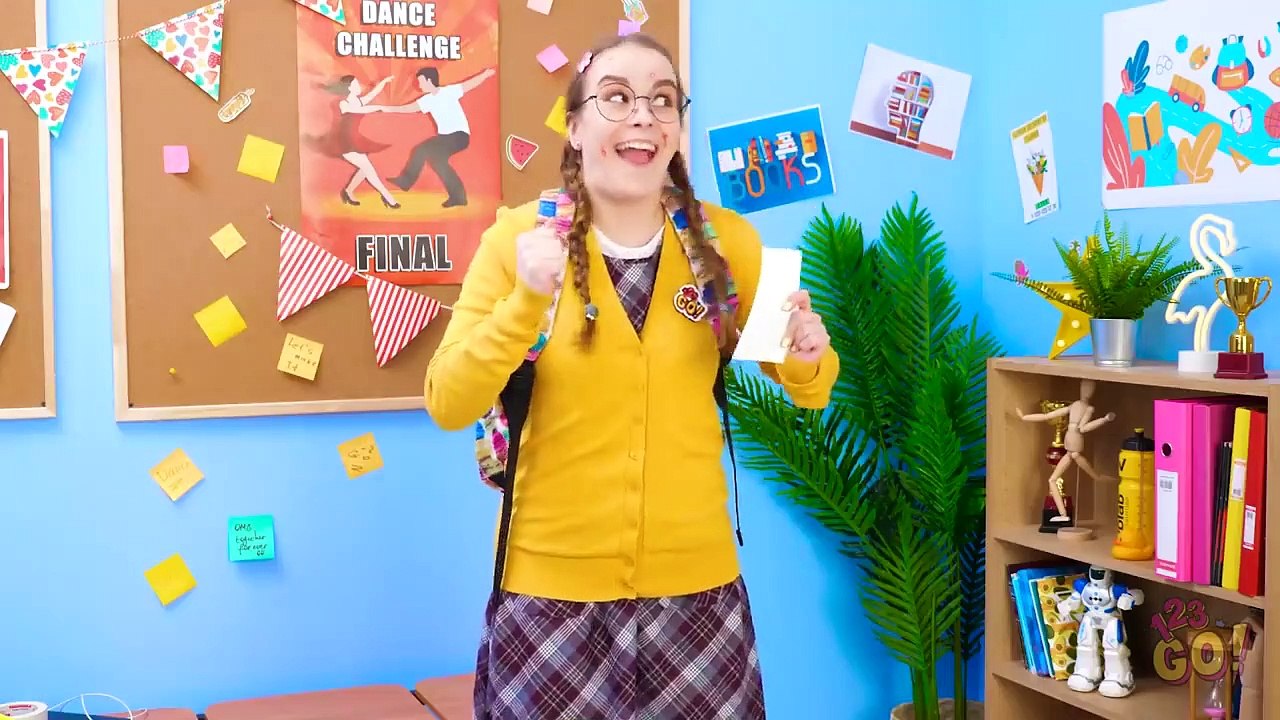 BRILLIANT HACKS HOW TO BECOME POPULAR AT SCHOOL || Cool Girly Hacks And DIY by 123 GO!