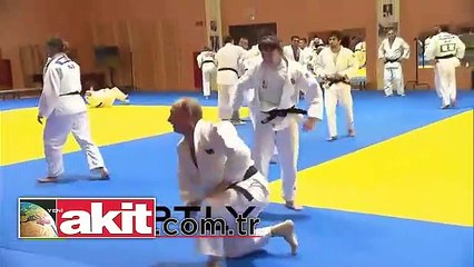 Kadın judocu Putin'i yerden yere vurdu!