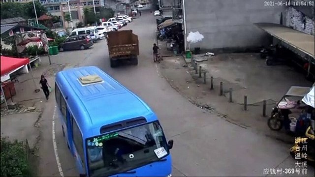 Cửa sau xe ben tuột vả vỡ kính lái xe buýt đối diện - Tạp Chí Bốn Bánh