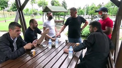 Yanan aracını söndürüp arkadaşları ile çay keyfi yaptı