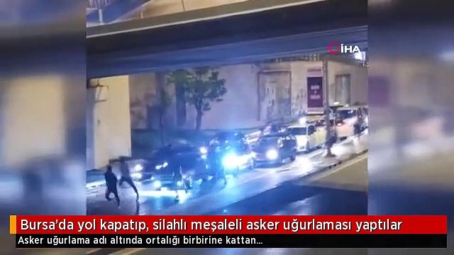Bursa'da yol kapatıp, silahlı meşaleli asker uğurlaması yaptılar