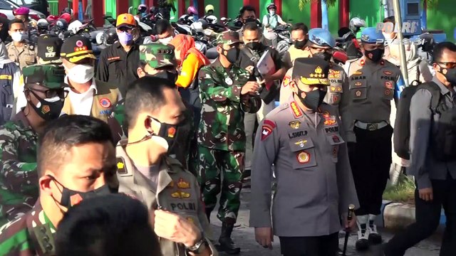 Panglima TNI Dan Kapolri Tinjau Vaksinasi Massal Covid-19 Di Madiun dan Bangkalan