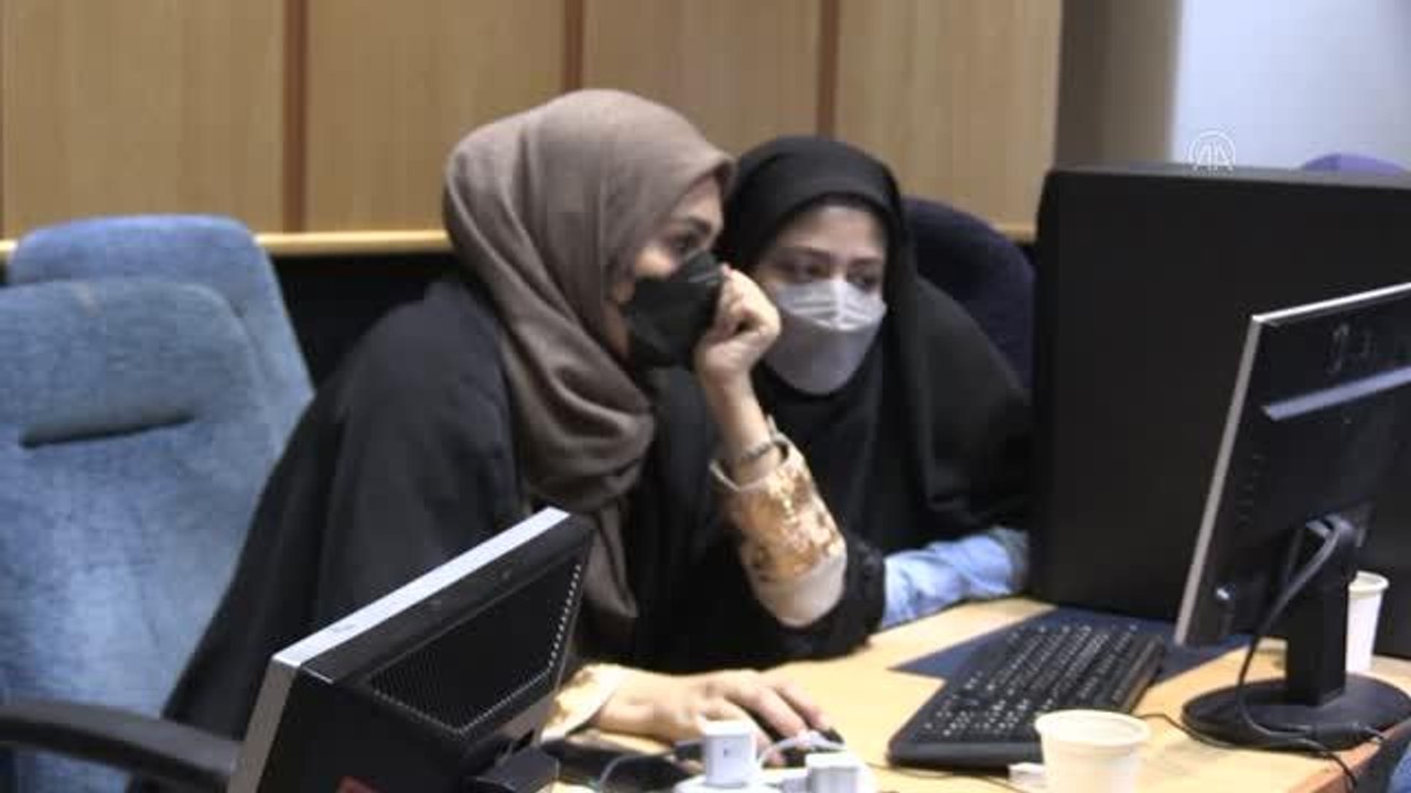 İran'da 13. Cumhurbaşkanlığı Seçimlerinin ilk resmi sonuçlarına göre muhafazakar aday Reisi, 28 milyon 600 bin oydan 17 milyon 800 binini alarak...