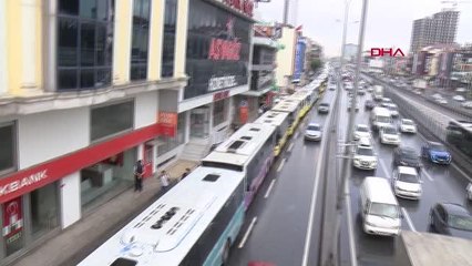 AVCILAR D-100'DE ÜST GEÇİTTEN MİDİBÜSÜN ÜZERİNE KABLO VE DEMİRLER DÜŞTÜ