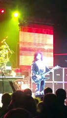 Le guitariste continue de jouer même s'il est en feu