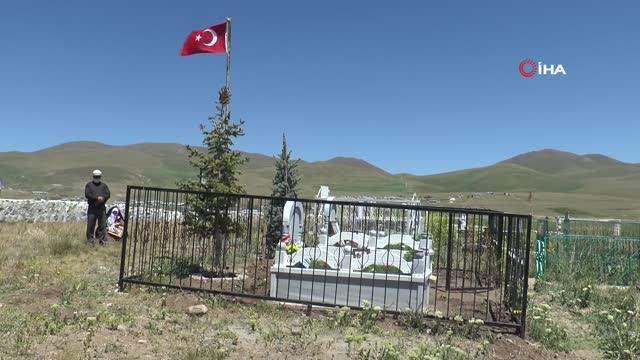 Son dakika haberleri! Şehit amca ve yeğeni mezarı başında gözyaşlarıyla anıldı