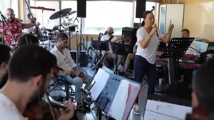 Ebru Gündeş'ten "Dünyadan Uzak" performansı!