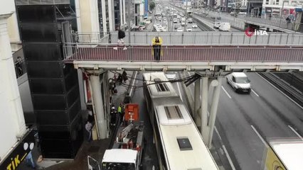 Avcılar'de E-5 üst geçide bağlı kablolar halk otobüsünün üzerine düştü