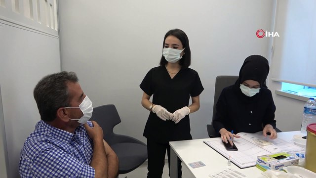 Sağlık Bakanı Koca'nın sosyal medya hesabından paylaştığı aşı rekortmeni hemşire konuştu: 'Mutlu oldum, heyecanlandım'