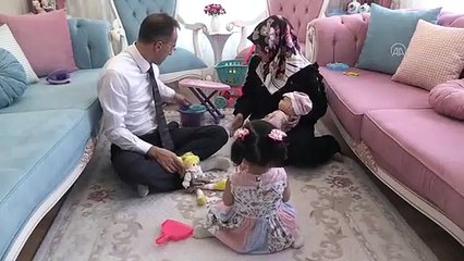 İş dönüşü yolunu gözleyen küçük kızla mutlulukları ikiye katlandı