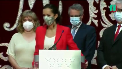 El comentario Ayuso tras el incidente que casi le causa un disgusto en su toma de posesión