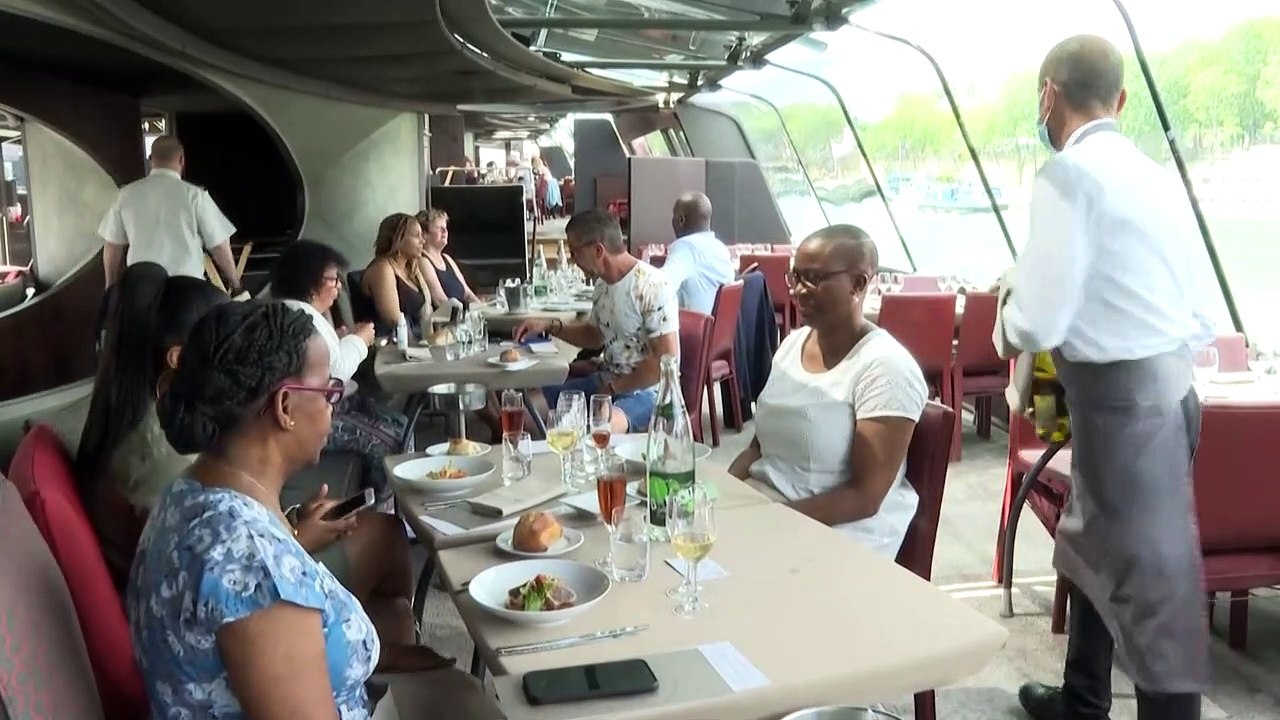 Paris: les dîners-croisières sur la Seine attirent les touristes français