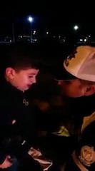 Polis soğukta üşüyor diye ağlayan çocuk