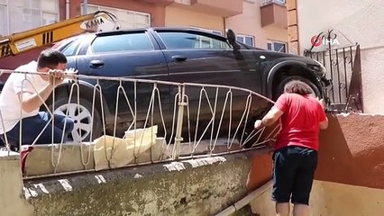 Otomobil apartmana girdi, kadın sürücü aracı bırakıp kaçtı