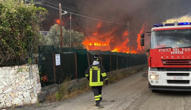 Motta Camastra (ME) - Incendio in un capannone di stoccaggio rifiuti plastici (19.06.21)