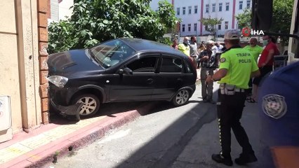 Otomobil apartmana girdi, kadın sürücü aracı bırakıp kaçtı