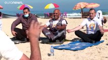 شاهد: مسعفون فلسطينيون يحتفلون باليوم العالمي لليوغا على شاطئ غزة