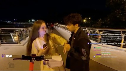 Un streameur embrasse une inconnue dans la rue