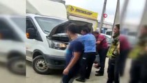 Kamyonetin motoruna giren yılan itfaiye ekipleri tarafından çıkarıldı