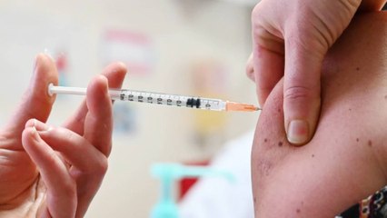 Hyderabad : ఒకేసారి రెండు డోసుల వ్యాక్సిన్ ఇచ్చిన Nurse, కుప్పకూలిన యువతి || Oneindia Telugu