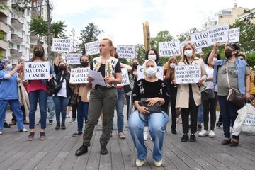 HAYVANSEVERLER AYSUN KORKAR'A SALDIRIYI PROTESTO ETTİ