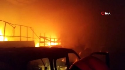 İşyerindeki yangından bir otomobil ile binlerce lira değerindeki mobilya malzemesi kül oldu