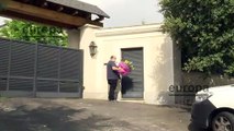 María Teresa Campos recibe un ramo de flores por su 80 cumpleaños