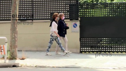 Concha Ximénez y su cuñada salen de casa de Mila