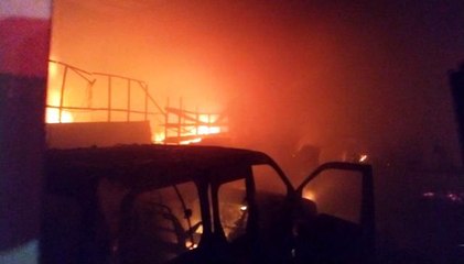 Son dakika! İşyerindeki yangından bir otomobil ile binlerce lira değerindeki mobilya malzemesi kül oldu