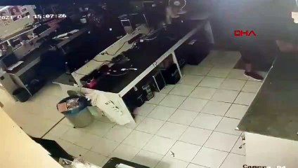 Deprem anı güvenlik kamerasında