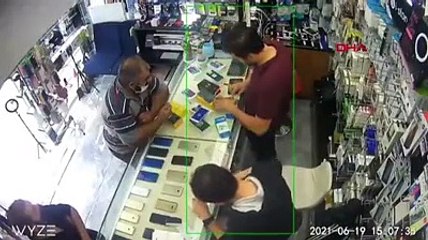 Deprem anı telefon bayisindeki güvenlik kamerasına yansıdı