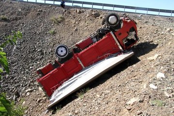Elazığ'da şarampole uçan kamyonet ters döndü: 1 yaralı