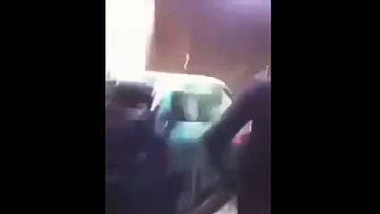 Arabayı metro merdivenlerinden attılar