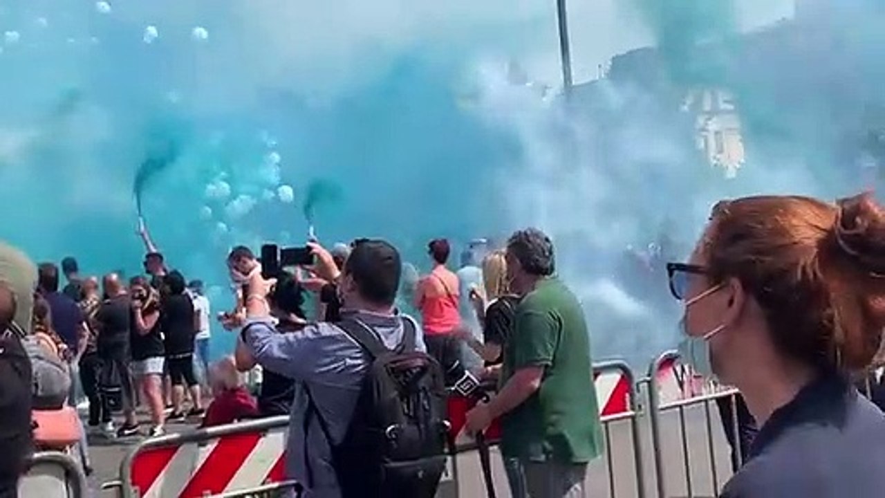 Strage Ardea: palloncini lasciati volare in cielo per ultimo saluto a David e Daniel