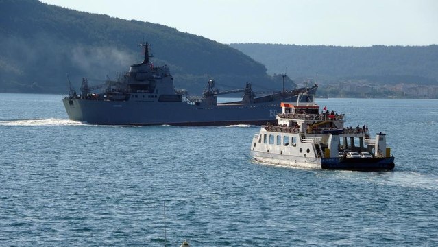 Rus savaş gemisi 'Saratov' Çanakkale Boğazı'ndan geçti