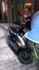 Ce motard fait un burn devant une vitrine et se rate