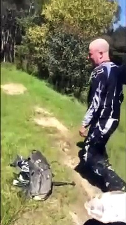 Ce motard est obligé de partir à la peche pour récupérer sa moto.... KTM fishing